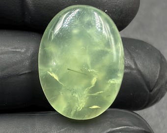 31,20 karat naturlig grön prehnit ädelsten | Oval polerad cabochon