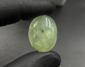 38,90 karat naturlig grön prehnit ädelsten 25 x 19,50 x 9 mm oval form. Polerad cabochon för smyckestillverkning