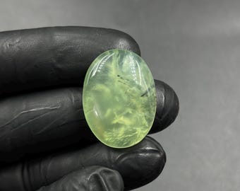 46,05 karat naturlig rutilprehnit ädelsten 28x21x8 mm oval form. Polerad cabochon för smyckestillverkning