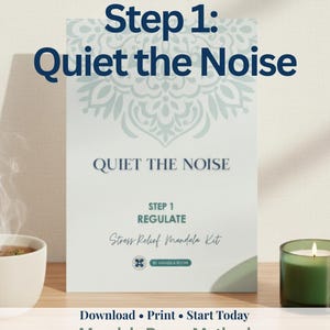 Puede incluir: Una tarjeta blanca con el texto "Step 1: Quiet the Noise" y "Quiet the Noise" se muestra. La tarjeta es parte de un "Stress Relief Mandala Kit" e incluye el texto "Download • Print • Start Today Mandala Room Method". También se ven una vela verde encendida y una taza de té.