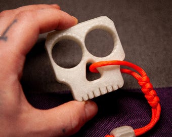 Glow in the Dark Skull Fidget, EDC Tactile Worry Stone mit Paracord Lanyard, leuchtendes Schreibtischspielzeug