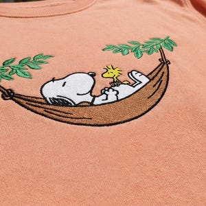 Diseño de bordado de un lindo perro blanco y un pájaro en una hamaca, archivo de bordado a máquina Chill Script, patrón de cachorro a la hora de la siesta (descarga digital)