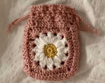 Daisy Granny Square Pouch Crochet Pattern & Video Tutorial