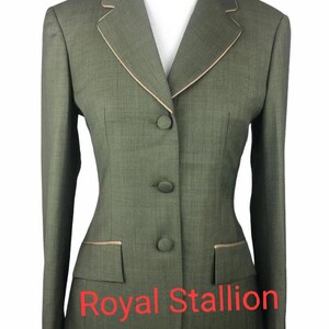 Op de afbeelding: Een olijfgroene blazer met een ingekeepte revers met lichtbruine bies, drie met stof beklede knopen aan de voorzijde en twee klepzakken met bruine bies. De tekst Royal Stallion is in het rood gedrukt op het onderste voorste gedeelte.