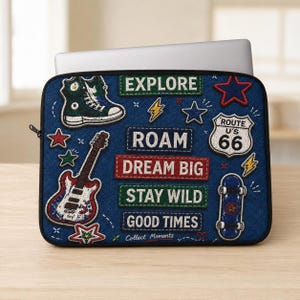Peut inclure: Une housse pour ordinateur portable à texture denim bleu foncé avec des écussons brodés représentant une basket montante, une guitare électrique, un skateboard et un panneau Route 66. Texte : EXPLORE, ROAM, DREAM BIG, STAY WILD, GOOD TIMES, Collect Moments.
