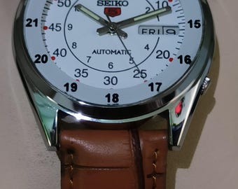 Vintage Seiko 5 Automatic White Dial Day-Date 17 Jewels Brown Strap Men's Wrist Watch