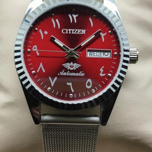 Vintage Citizen automatisk herrarmbandsur med röd solsken, arabiska siffror, dag-datum, fast infattning