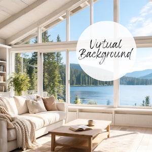 Puede incluir: Un salón luminoso y espacioso con grandes ventanales que dan a un lago y montañas. Un sofá blanco con cojines beige y una manta se encuentra frente a una mesa de centro de madera. El texto "Virtual Background" está en un círculo blanco.