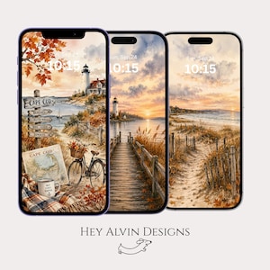 Op de afbeelding: Drie smartphones met digitale achtergrondafbeeldingen van kustscènes in Cape Cod. De schermen tonen een vuurtoren, een houten vlonderpad, een fiets met een mand, een kaart en herfstbladeren. De tekst HEY ALVIN DESIGNS staat onderaan.