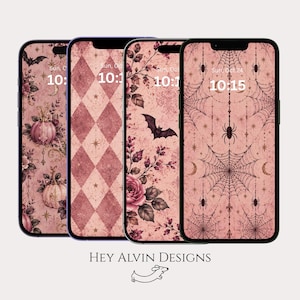 Può includere: Quattro smartphone che mostrano sfondi digitali in tonalità rosa polvere e marrone scuro. I motivi presentano zucche, rose, pipistrelli, rombi, stelle, lune e ragnatele. Il testo Hey Alvin Designs appare sotto i telefoni.