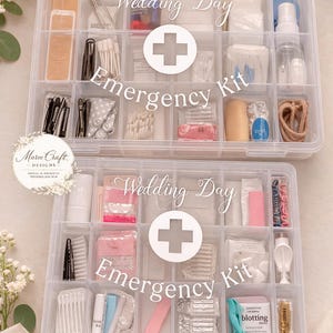 Puede incluir: Dos organizadores rectangulares de plástico transparente llenos de varios artículos pequeños de cuidado personal. Cada recipiente presenta un símbolo de cruz blanca y el texto "Wedding Day Emergency Kit" impreso en la tapa, con múltiples compartimentos.