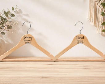 Personalisierte hölzerne Hochzeit Kleiderbügel | Benutzerdefinierte Name Bräutigam, Mann Anzug Kleiderbügel