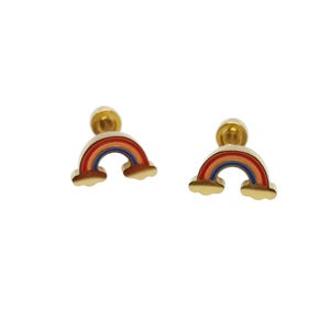 Peut inclure: Une paire de boucles d'oreilles à clous dorées. Chaque boucle d'oreille présente un motif arc-en-ciel avec des arches rouges, orange, bleues et jaunes, et un nuage à chaque extrémité. Les boucles d'oreilles sont sur fond blanc.