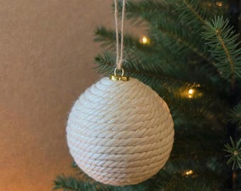 Adorno navideño rústico reciclado de macramé color crema. Decoración navideña escandinava neutra hecha a mano. Adorno de cabaña moderno en beige natural.