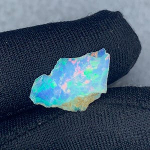 Vit rå opal grov 2 karat, naturlig etiopisk opal med subtil eld och färgblixt