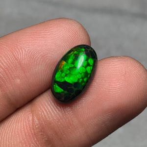 3 Ct Treated Ethiopian Opal – Honeycomb Pattern – Green Dominant with Red Fire – Oval Gemstone