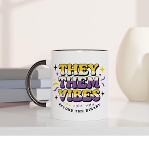 Taza con vibraciones de "Ellos/Ellas" - Taza de café del orgullo no binario - Taza "Más allá del binario" - Colores de la bandera de NB - Regalo de género queer - Artículos para beber LGBTQ+
