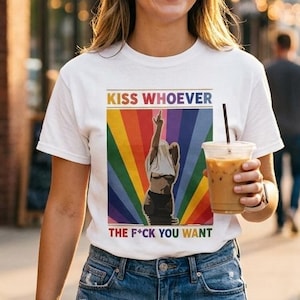 T-shirt met regenboogprint: Kus wie je maar wilt, LGBTQ-shirt met een stoere boodschap, lesbisch en homo-pride T-shirt, inclusieve pride-outfit, regenboog-T-shirt