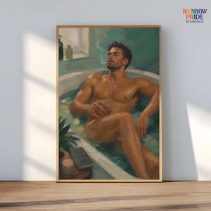 Könnte beinhalten: Ein gerahmter Kunstdruck zeigt einen Mann, der in einer Badewanne entspannt, die mit Wasser und Blütenblättern gefüllt ist. Er hält ein Glas und raucht eine Zigarette. Das Kunstwerk hat eine gedämpfte Farbpalette mit Grün- und Beigetönen. Der Text "RAINBOW PRIDE STUDIO CO" befindet sich oben rechts.
