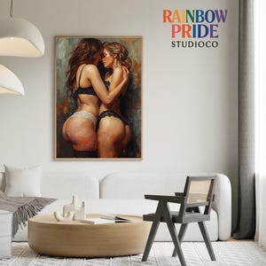 Zwei Frauen in schwarzer und weißer Lingerie umarmen sich eng und berühren Stirn an Stirn. Warme Hauttöne, sichtbare Impasto-Textur und weiche Lichtführung erzeugen eine sinnliche, intime Atmosphäre. Das Artwork zeigt femininen Körperkontakt, Nähe und Leidenschaft – ideal als queere Wandkunst für Schlafzimmer oder moderne, ästhetische Interiors.
