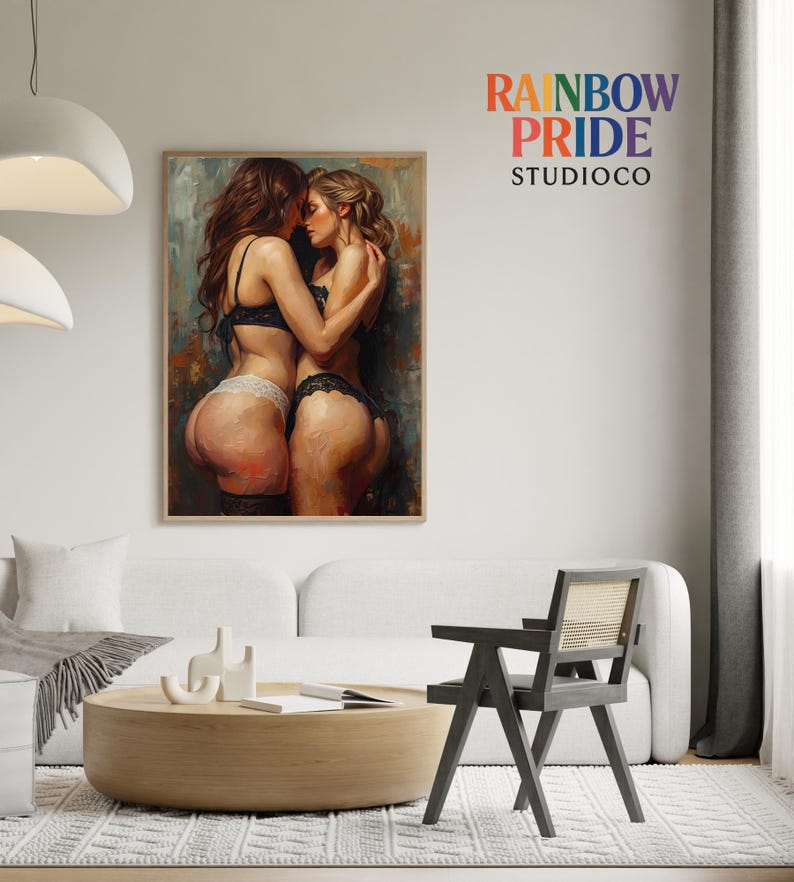 Zwei Frauen in schwarzer und weißer Lingerie umarmen sich eng und berühren Stirn an Stirn. Warme Hauttöne, sichtbare Impasto-Textur und weiche Lichtführung erzeugen eine sinnliche, intime Atmosphäre. Das Artwork zeigt femininen Körperkontakt, Nähe und Leidenschaft – ideal als queere Wandkunst für Schlafzimmer oder moderne, ästhetische Interiors.