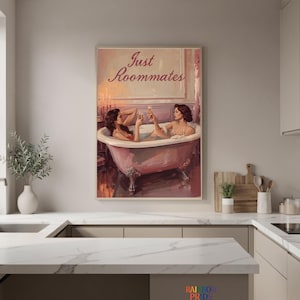 Just Roommates Wandbild – zwei Frauen in einer Badewanne, Vintage-Stil, sapphische Ästhetik und warme Farbtöne. Feminine, queere Kunst mit romantischem Humor. Sapphic Art Print „Just Roommates“ – romantische Darstellung zweier Frauen in einem Ölmalerei-Look. Queeres Vintage-Poster als Wandkunst.
