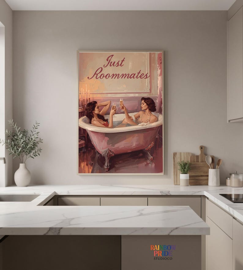 Just Roommates Wandbild – zwei Frauen in einer Badewanne, Vintage-Stil, sapphische Ästhetik und warme Farbtöne. Feminine, queere Kunst mit romantischem Humor. Sapphic Art Print „Just Roommates“ – romantische Darstellung zweier Frauen in einem Ölmalerei-Look. Queeres Vintage-Poster als Wandkunst.