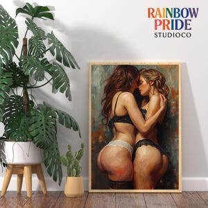 Zwei Frauen in schwarzer und weißer Lingerie umarmen sich eng und berühren Stirn an Stirn. Warme Hauttöne, sichtbare Impasto-Textur und weiche Lichtführung erzeugen eine sinnliche, intime Atmosphäre. Das Artwork zeigt femininen Körperkontakt, Nähe und Leidenschaft – ideal als queere Wandkunst für Schlafzimmer oder moderne, ästhetische Interiors.