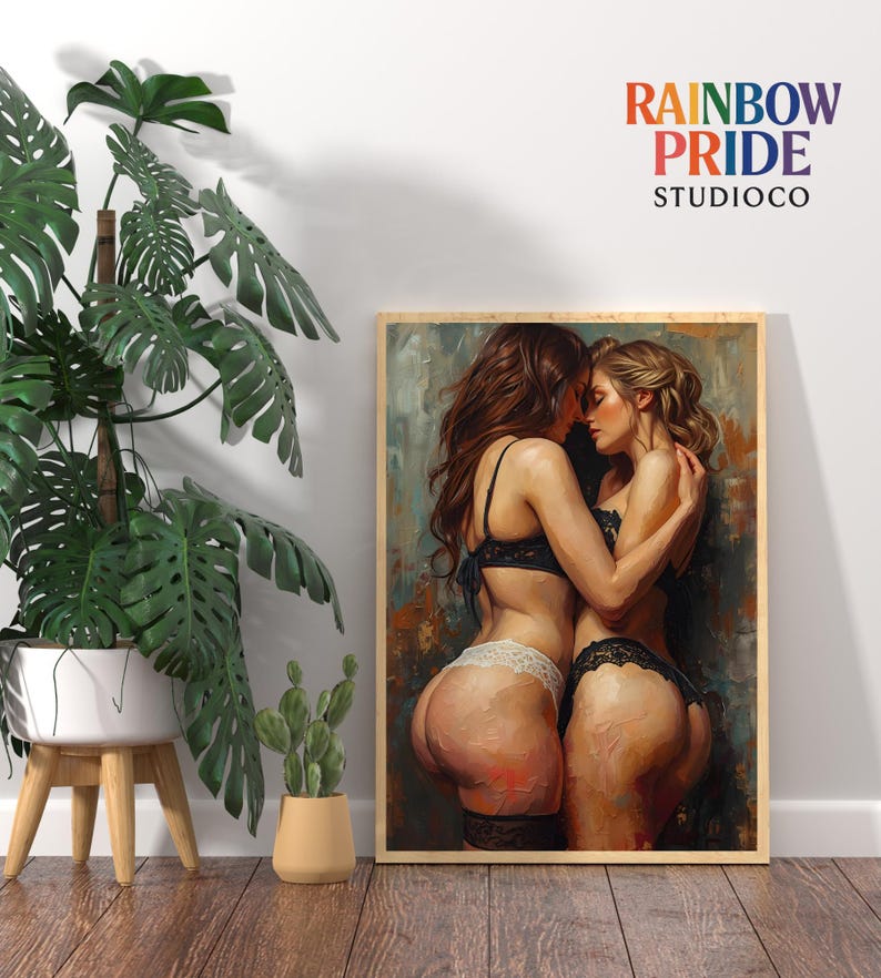 Zwei Frauen in schwarzer und weißer Lingerie umarmen sich eng und berühren Stirn an Stirn. Warme Hauttöne, sichtbare Impasto-Textur und weiche Lichtführung erzeugen eine sinnliche, intime Atmosphäre. Das Artwork zeigt femininen Körperkontakt, Nähe und Leidenschaft – ideal als queere Wandkunst für Schlafzimmer oder moderne, ästhetische Interiors.