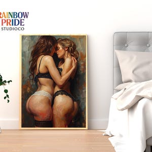 Zwei Frauen in schwarzer und weißer Lingerie umarmen sich eng und berühren Stirn an Stirn. Warme Hauttöne, sichtbare Impasto-Textur und weiche Lichtführung erzeugen eine sinnliche, intime Atmosphäre. Das Artwork zeigt femininen Körperkontakt, Nähe und Leidenschaft – ideal als queere Wandkunst für Schlafzimmer oder moderne, ästhetische Interiors.