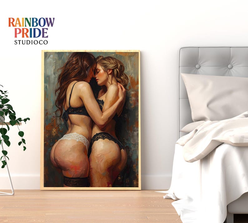Zwei Frauen in schwarzer und weißer Lingerie umarmen sich eng und berühren Stirn an Stirn. Warme Hauttöne, sichtbare Impasto-Textur und weiche Lichtführung erzeugen eine sinnliche, intime Atmosphäre. Das Artwork zeigt femininen Körperkontakt, Nähe und Leidenschaft – ideal als queere Wandkunst für Schlafzimmer oder moderne, ästhetische Interiors.