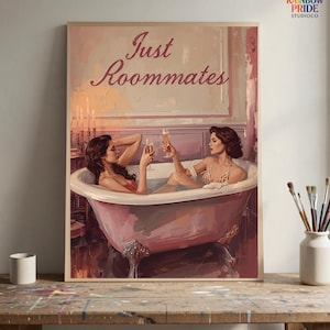 Just Roommates Wandbild – zwei Frauen in einer Badewanne, Vintage-Stil, sapphische Ästhetik und warme Farbtöne. Feminine, queere Kunst mit romantischem Humor. Sapphic Art Print „Just Roommates“ – romantische Darstellung zweier Frauen in einem Ölmalerei-Look. Queeres Vintage-Poster als Wandkunst.