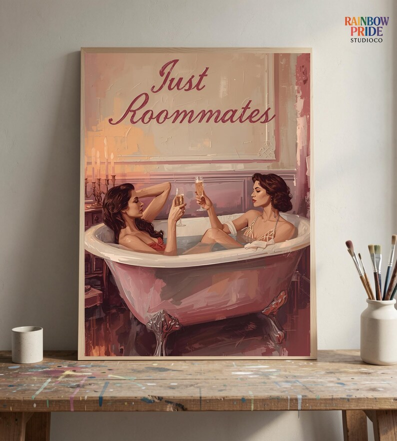 Just Roommates Wandbild – zwei Frauen in einer Badewanne, Vintage-Stil, sapphische Ästhetik und warme Farbtöne. Feminine, queere Kunst mit romantischem Humor. Sapphic Art Print „Just Roommates“ – romantische Darstellung zweier Frauen in einem Ölmalerei-Look. Queeres Vintage-Poster als Wandkunst.