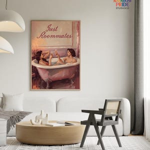 Just Roommates Wandbild – zwei Frauen in einer Badewanne, Vintage-Stil, sapphische Ästhetik und warme Farbtöne. Feminine, queere Kunst mit romantischem Humor. Sapphic Art Print „Just Roommates“ – romantische Darstellung zweier Frauen in einem Ölmalerei-Look. Queeres Vintage-Poster als Wandkunst.