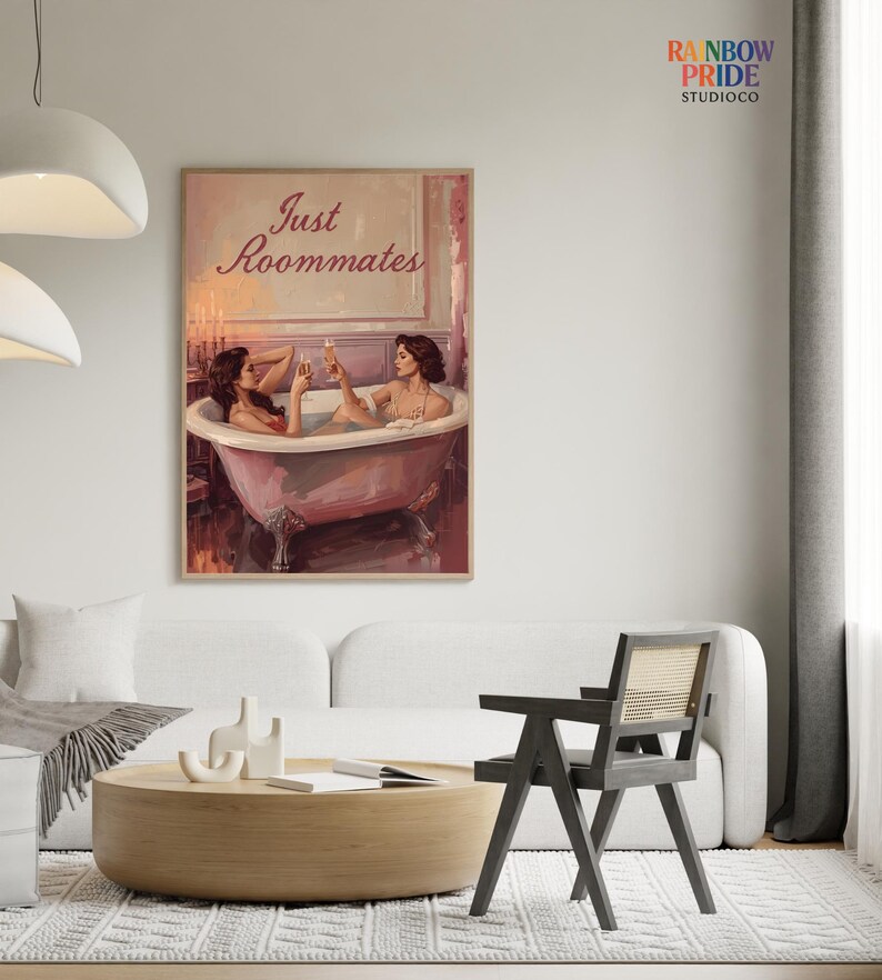 Just Roommates Wandbild – zwei Frauen in einer Badewanne, Vintage-Stil, sapphische Ästhetik und warme Farbtöne. Feminine, queere Kunst mit romantischem Humor. Sapphic Art Print „Just Roommates“ – romantische Darstellung zweier Frauen in einem Ölmalerei-Look. Queeres Vintage-Poster als Wandkunst.