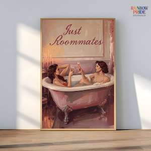 Just Roommates Wandbild – zwei Frauen in einer Badewanne, Vintage-Stil, sapphische Ästhetik und warme Farbtöne. Feminine, queere Kunst mit romantischem Humor. Sapphic Art Print „Just Roommates“ – romantische Darstellung zweier Frauen in einem Ölmalerei-Look. Queeres Vintage-Poster als Wandkunst.