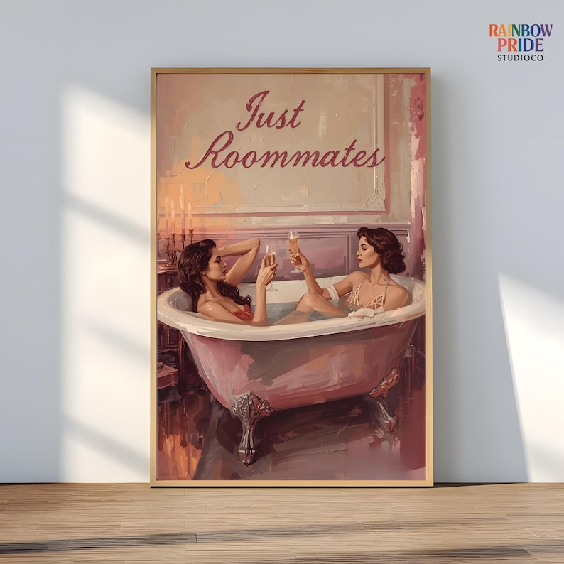 Just Roommates Wandbild – zwei Frauen in einer Badewanne, Vintage-Stil, sapphische Ästhetik und warme Farbtöne. Feminine, queere Kunst mit romantischem Humor. Sapphic Art Print „Just Roommates“ – romantische Darstellung zweier Frauen in einem Ölmalerei-Look. Queeres Vintage-Poster als Wandkunst.