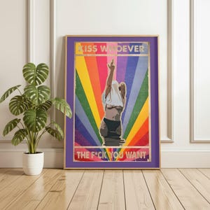 Könnte beinhalten: Gerahmter Kunstdruck mit Regenbogenhintergrund und dem Text "KISS WHOEVER" oben und "THE F*CK YOU WANT" unten. Das Bild zeigt eine Person in einem weißen Hemd und schwarzer Unterwäsche.