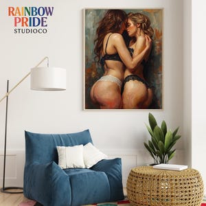 Zwei Frauen in schwarzer und weißer Lingerie umarmen sich eng und berühren Stirn an Stirn. Warme Hauttöne, sichtbare Impasto-Textur und weiche Lichtführung erzeugen eine sinnliche, intime Atmosphäre. Das Artwork zeigt femininen Körperkontakt, Nähe und Leidenschaft – ideal als queere Wandkunst für Schlafzimmer oder moderne, ästhetische Interiors.