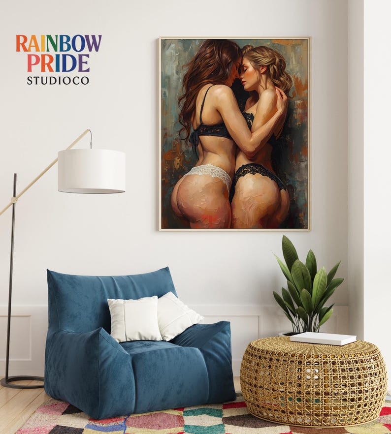 Zwei Frauen in schwarzer und weißer Lingerie umarmen sich eng und berühren Stirn an Stirn. Warme Hauttöne, sichtbare Impasto-Textur und weiche Lichtführung erzeugen eine sinnliche, intime Atmosphäre. Das Artwork zeigt femininen Körperkontakt, Nähe und Leidenschaft – ideal als queere Wandkunst für Schlafzimmer oder moderne, ästhetische Interiors.