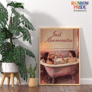 Just Roommates Wandbild – zwei Frauen in einer Badewanne, Vintage-Stil, sapphische Ästhetik und warme Farbtöne. Feminine, queere Kunst mit romantischem Humor. Sapphic Art Print „Just Roommates“ – romantische Darstellung zweier Frauen in einem Ölmalerei-Look. Queeres Vintage-Poster als Wandkunst.