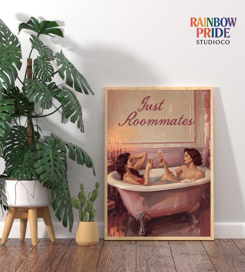 Just Roommates Wandbild – zwei Frauen in einer Badewanne, Vintage-Stil, sapphische Ästhetik und warme Farbtöne. Feminine, queere Kunst mit romantischem Humor. Sapphic Art Print „Just Roommates“ – romantische Darstellung zweier Frauen in einem Ölmalerei-Look. Queeres Vintage-Poster als Wandkunst.