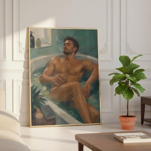 Puede incluir: Un óleo enmarcado que representa a una persona de pelo corto y oscuro relajándose en una bañera llena de agua color verde azulado. La persona sostiene un vaso y fuma un cigarrillo. Se ven una pequeña planta, un libro y una vela encendida.