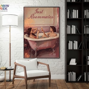 Just Roommates Wandbild – zwei Frauen in einer Badewanne, Vintage-Stil, sapphische Ästhetik und warme Farbtöne. Feminine, queere Kunst mit romantischem Humor. Sapphic Art Print „Just Roommates“ – romantische Darstellung zweier Frauen in einem Ölmalerei-Look. Queeres Vintage-Poster als Wandkunst.