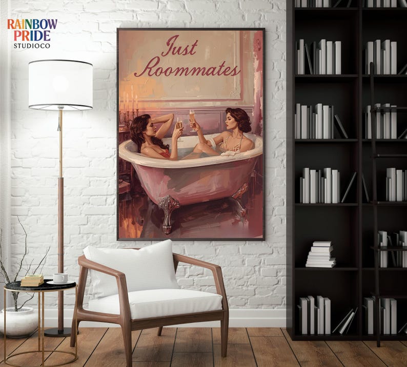 Just Roommates Wandbild – zwei Frauen in einer Badewanne, Vintage-Stil, sapphische Ästhetik und warme Farbtöne. Feminine, queere Kunst mit romantischem Humor. Sapphic Art Print „Just Roommates“ – romantische Darstellung zweier Frauen in einem Ölmalerei-Look. Queeres Vintage-Poster als Wandkunst.