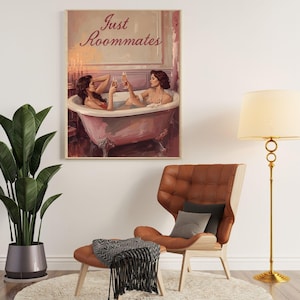 Just Roommates Wandbild – zwei Frauen in einer Badewanne, Vintage-Stil, sapphische Ästhetik und warme Farbtöne. Feminine, queere Kunst mit romantischem Humor. Sapphic Art Print „Just Roommates“ – romantische Darstellung zweier Frauen in einem Ölmalerei-Look. Queeres Vintage-Poster als Wandkunst.