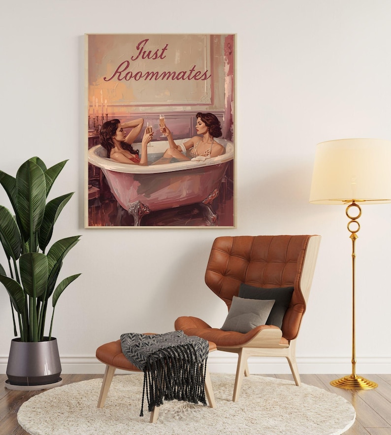 Just Roommates Wandbild – zwei Frauen in einer Badewanne, Vintage-Stil, sapphische Ästhetik und warme Farbtöne. Feminine, queere Kunst mit romantischem Humor. Sapphic Art Print „Just Roommates“ – romantische Darstellung zweier Frauen in einem Ölmalerei-Look. Queeres Vintage-Poster als Wandkunst.