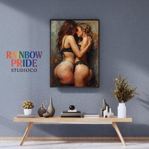 Zwei Frauen in schwarzer und weißer Lingerie umarmen sich eng und berühren Stirn an Stirn. Warme Hauttöne, sichtbare Impasto-Textur und weiche Lichtführung erzeugen eine sinnliche, intime Atmosphäre. Das Artwork zeigt femininen Körperkontakt, Nähe und Leidenschaft – ideal als queere Wandkunst für Schlafzimmer oder moderne, ästhetische Interiors.