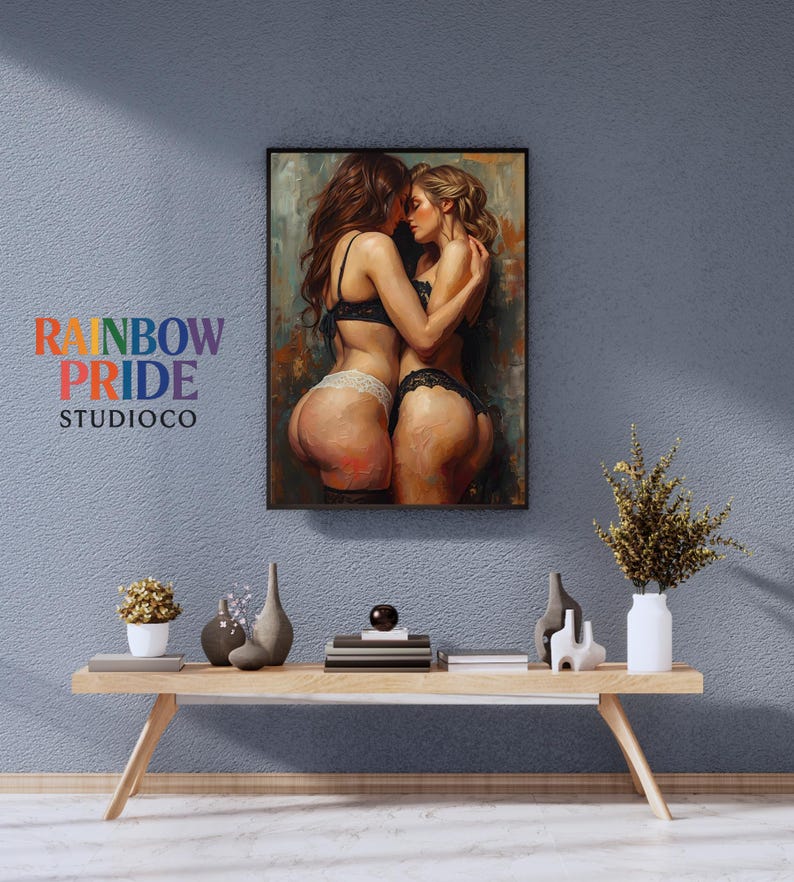 Zwei Frauen in schwarzer und weißer Lingerie umarmen sich eng und berühren Stirn an Stirn. Warme Hauttöne, sichtbare Impasto-Textur und weiche Lichtführung erzeugen eine sinnliche, intime Atmosphäre. Das Artwork zeigt femininen Körperkontakt, Nähe und Leidenschaft – ideal als queere Wandkunst für Schlafzimmer oder moderne, ästhetische Interiors.