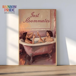 Könnte beinhalten: Gerahmter Kunstdruck mit zwei Frauen in einer Vintage-Badewanne, die mit Champagner anstoßen. Das Kunstwerk hat einen weichen, malerischen Stil mit einer rosa-cremefarbenen Farbpalette. Der Text "Just Roommates" ist in eleganter Schrift dargestellt.
